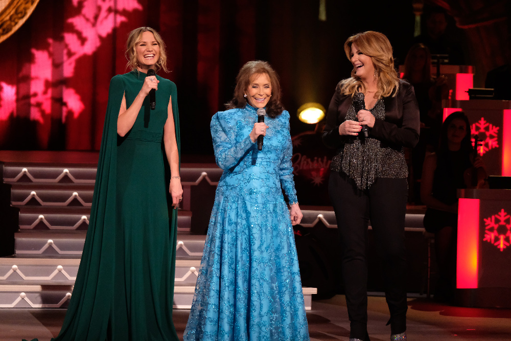 CMA COUNTRY CHRISTMAS - Multi-talented entertainer Jennifer Nettles returns to host “CMA Country Christmas,” as some of the most powerful and emotionally moving voices in music come together to celebrate the holidays. The popular holiday special airs on the ABC Television network on MONDAY, NOVEMBER 28 (8:00-10:01 p.m. EST). (ABC/Mark Levine) JENNIFER NETTLES, LORETTA LYNN, TRISHA YEARWOOD