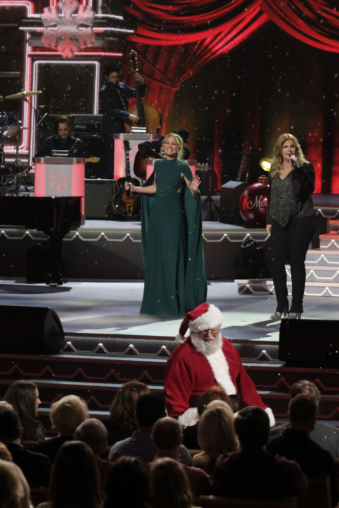 CMA COUNTRY CHRISTMAS - Multi-talented entertainer Jennifer Nettles returns to host “CMA Country Christmas,” as some of the most powerful and emotionally moving voices in music come together to celebrate the holidays. The popular holiday special airs on the ABC Television network on MONDAY, NOVEMBER 28 (8:00-10:01 p.m. EST). (ABC/Mark Levine) JENNIFER NETTLES, TRISHA YEARWOOD