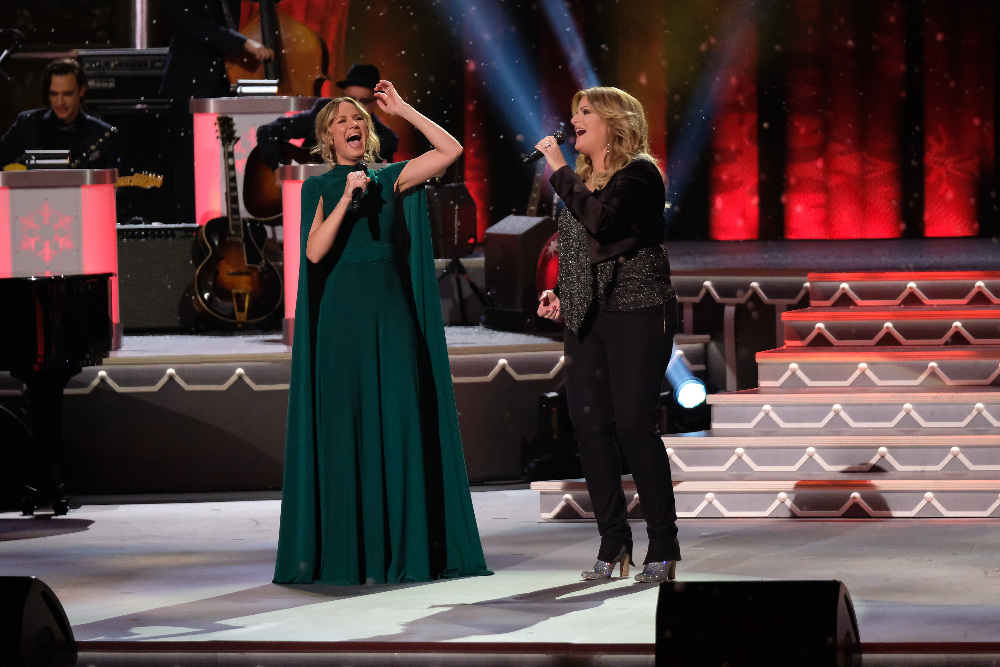 CMA COUNTRY CHRISTMAS - Multi-talented entertainer Jennifer Nettles returns to host “CMA Country Christmas,” as some of the most powerful and emotionally moving voices in music come together to celebrate the holidays. The popular holiday special airs on the ABC Television network on MONDAY, NOVEMBER 28 (8:00-10:01 p.m. EST). (ABC/Mark Levine) JENNIFER NETTLES, TRISHA YEARWOOD