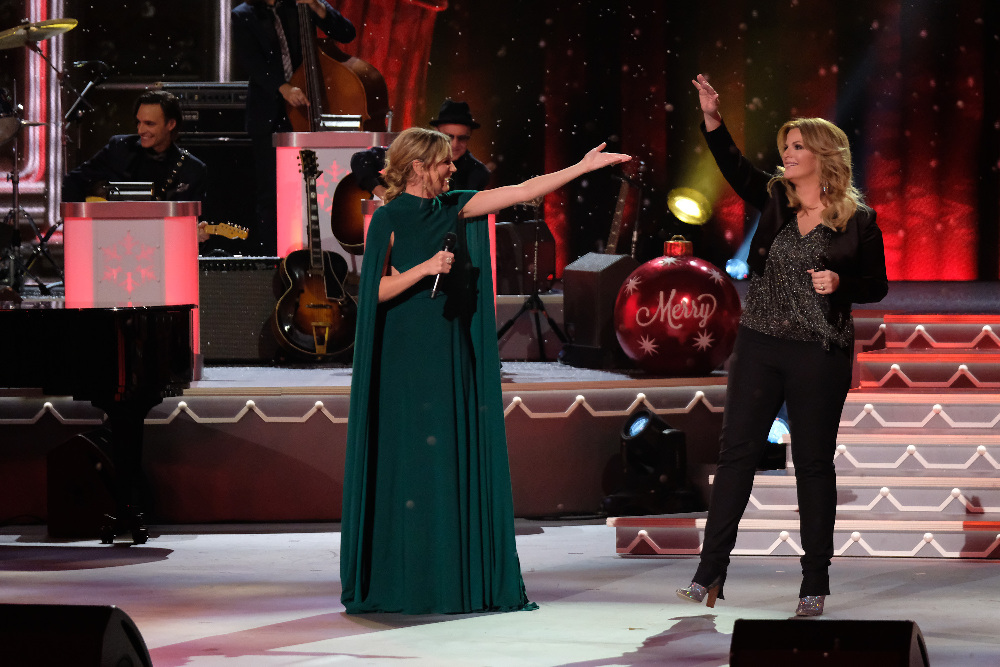 CMA COUNTRY CHRISTMAS - Multi-talented entertainer Jennifer Nettles returns to host “CMA Country Christmas,” as some of the most powerful and emotionally moving voices in music come together to celebrate the holidays. The popular holiday special airs on the ABC Television network on MONDAY, NOVEMBER 28 (8:00-10:01 p.m. EST). (ABC/Mark Levine) JENNIFER NETTLES, TRISHA YEARWOOD